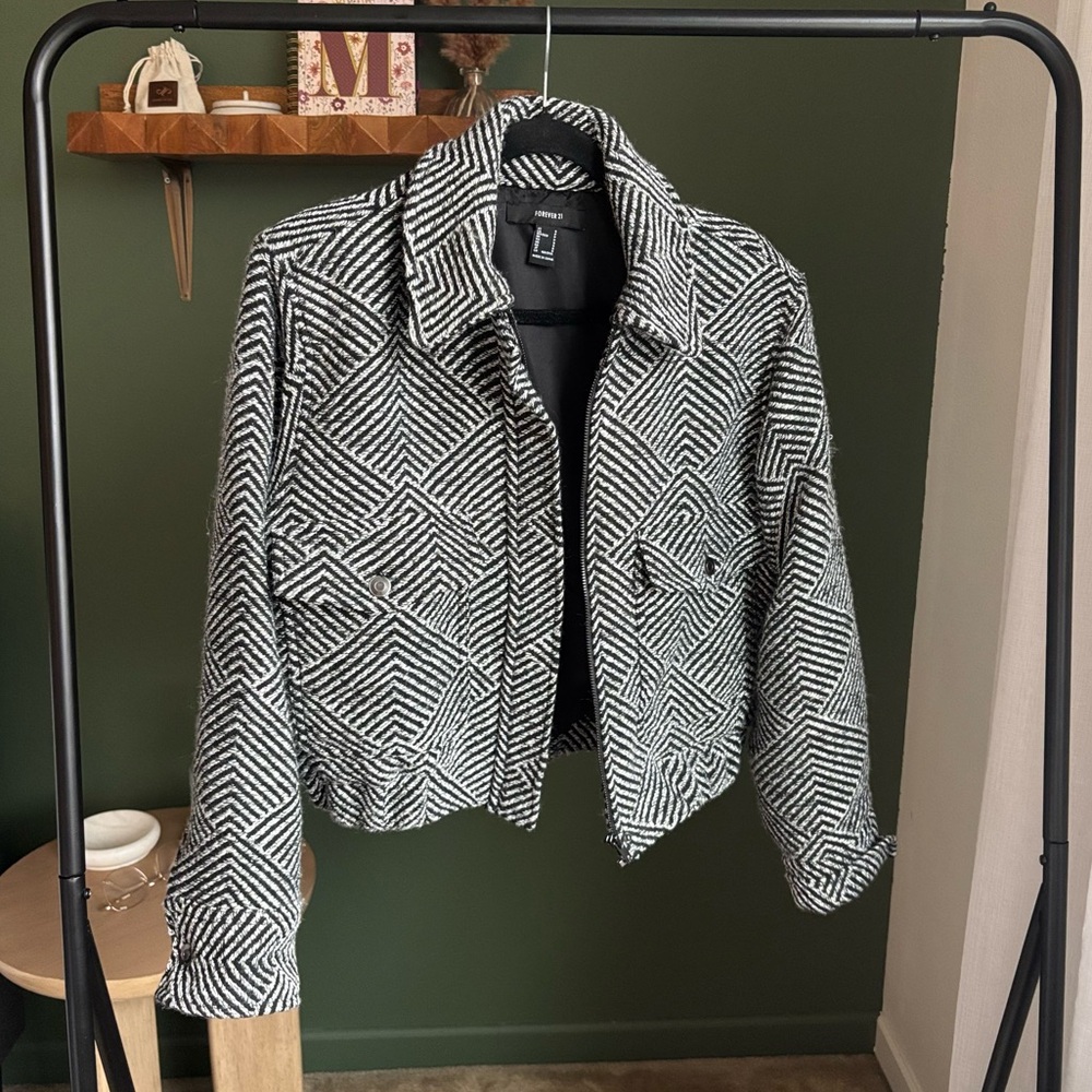 Forever 21 Black and White Geometric Women's Woven Bomber Jacket Size Small